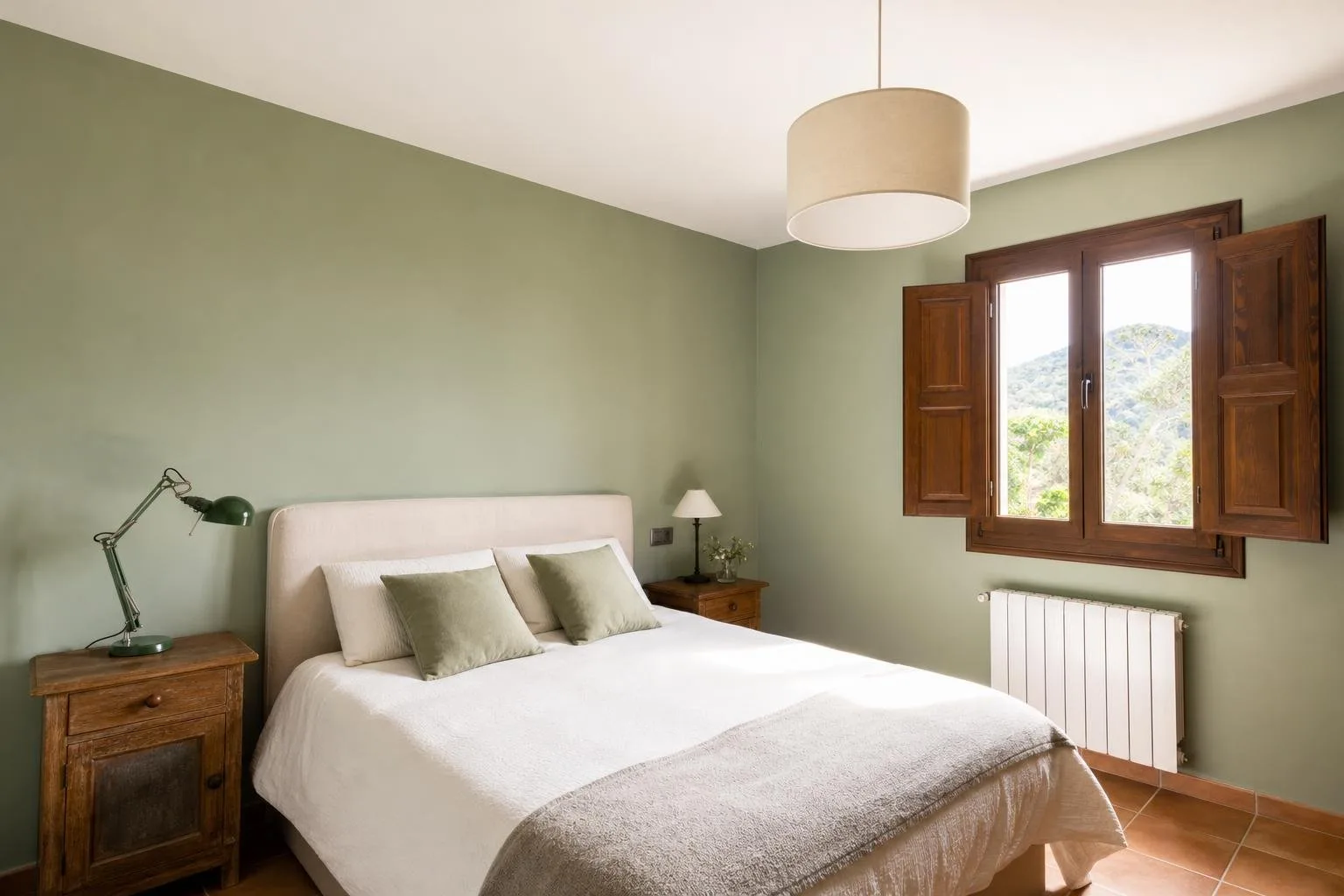 Dormitorio con paredes pintadas en verde salvia