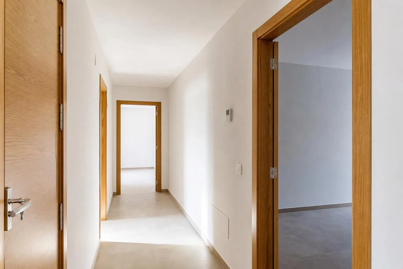 Pasillo de un piso recién pintado con líneas limpias en el techo